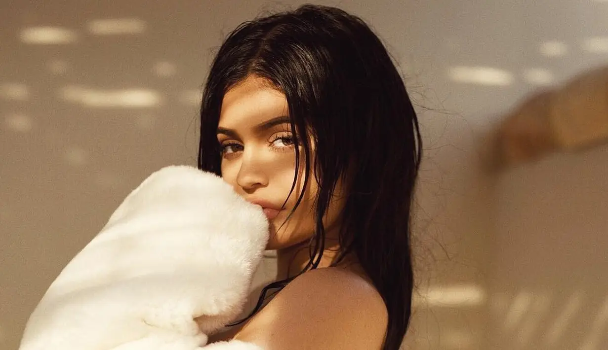 Kylie  Jenner memang mengaku tidak percaya diri dengan bentuk bibirnya yang kecil. Hal itulah yang membuatnya melakukan filler. (instagram/kyliejenner)