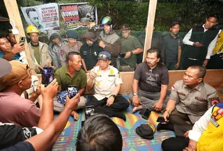 Ketua Satgas PRR Muhammad Tito Karnavian Bersama masyarakat Enang-Enang