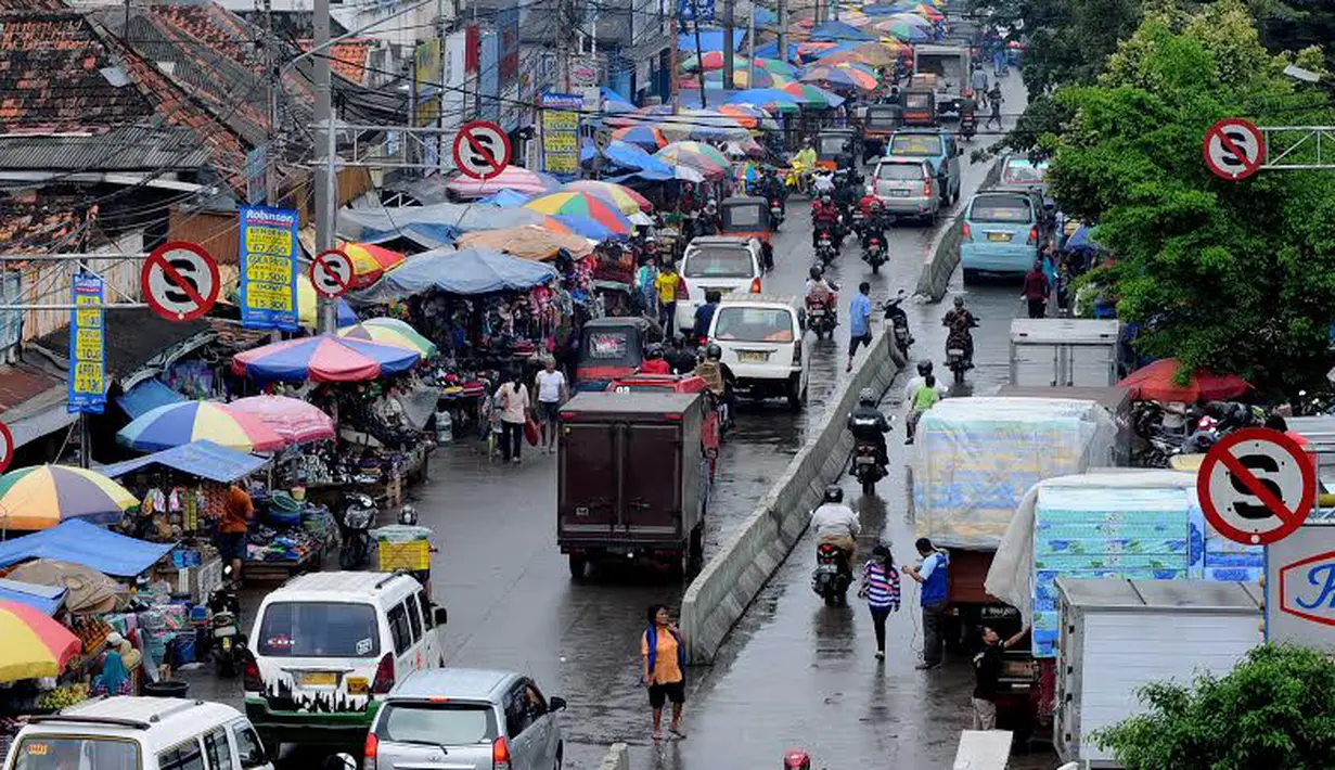 Separuh badan jalan di kawasan Pasar kebayoran lama dikuasai oleh para pedagang kaki lima (PKL) yang menggelar barang dagangannya (Liputan6.com/Andrian M Tunay).