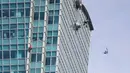 Atlet panjat tebing 'free solo' asal Amerika, Alex Honnold saat memanjat gedung Taipei 101 tanpa tali pengaman di Taipei, Minggu (25/01/2026). (AP Photo/Chiang Ying-ying)