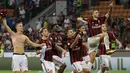 Para pemain AC Milan merayakan kemenangan usai pertandingan melawan Cagliari pada lanjutan liga Serie A Italia di stadion San Siro di Milan, (27/8). AC Milan menang atas Cagliari dengan skor 2-1. (AP Photo / Luca Bruno )