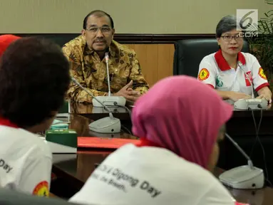 Wakil Ketua DPD yang juga Ketua Umum STI Nono Sampono (tengah), bersama bersama Ketua Panitia peringatan World Taiji (Taichi) dan Qigong Day (WTQD) 2018 Wirawati Hartawan (kanan) memberi keterangan pers di Jakarta (23/4). (Liputan6.com/JohanTallo)