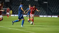 Pemain Timnas Indonesia, Asnawi Mangkualam (kanan), menggiring bola saat melawan Chinese Taipei pada Play-off Kualifikasi Piala Asia 2023 di Buriram, Thailand, Kamis (7/10/2021). (PSSI)