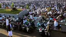Penetapan ini merujuk pada Keputusan Musyawarah Nasional XXXII Tarjih Muhammadiyah tentang Kalender Hijriah Global Tunggal (KHGT). Tampak dalam foto, ribuan umat muslim Muhammadiyah melakukan salat Idul Fitri 1447 Hijriah di Lapangan Sempur, Kota Bogor, Jawa Barat, Jumat (20/3/2026).(merdeka.com/Arie Basuki)