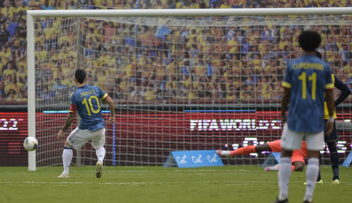 Penyerang Kolombia, James Rodriguez (kiri) melakukan tendangan penalti saat bertanding melawan Ekuador  pada pertandingan kualifikasi Piala Dunia 2022 di Quito, Ekuador, Selasa (17/11/2020). Ekuador menang telak atas Kolombia 6-1. (Rodrigo Buendia, Pool via AP)