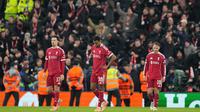 Para gelandang Liverpool, Curtis Jones, Ryan Gravenberch, dan Alexis Mac Allister, hanya bisa terpaku setelah PSV menambah keunggulan lewat gol keempat, memperberat langkah The Reds di fase awal Liga Champions. (AP Photo/Jon Super)