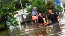 Banjir menggenangi kawasan Grogol, Jakarta Barat masih terendam banjir setinggi 60-70 cm, Rabu (11/2/2015). Banjir masih menggenangi sebagian wilayah Ibukota salah satunya dikarenakan buruknya drainase. (Liputan6.com/Faisal R Syam)