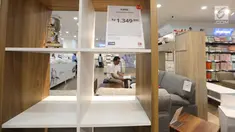 Pengunjung memperhatikan beragam furniture bergaya minimalis di gerai JYSK Indonesia di Bellevue Mall, Depok, Jawa Barat, Senin (19/11). JYSK toko furniture pertama di Indonesia yang menawarkan gaya design minimalis dan bersih. (Merdeka.com/Arie Basuki)