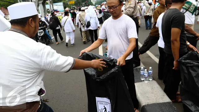 20161104-Aksi Simpatik Relawan Punguti Sampah Di Tengah Demo-Jakarta