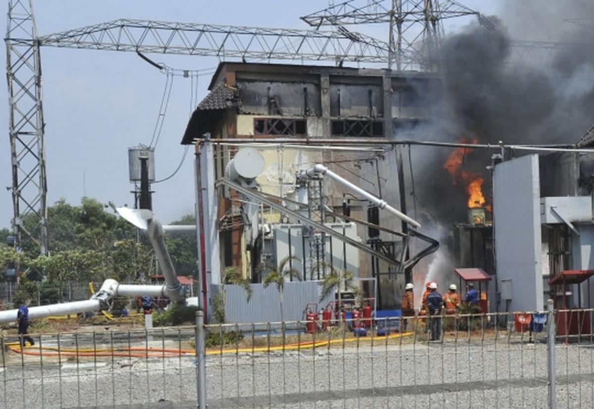 Kebakaran dahsyat lahap gardu induk PLN Kembangan