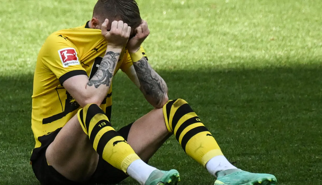 Tuan rumah sempat mencetak gol balasan melalui Raphael Guerreiro dan Niklas Sule. (Photo by INA FASSBENDER / AFP)