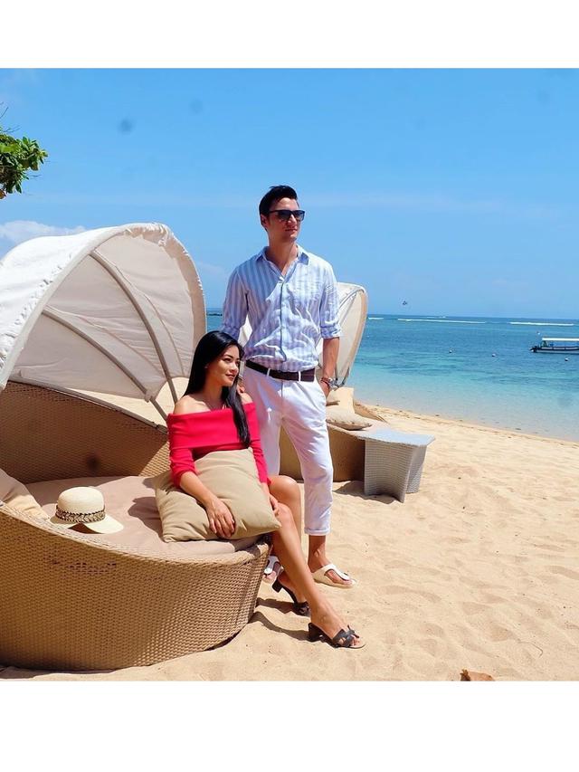 Enggak Menyangka, 6 Seleb Ini Menikah dengan Fans Sendiri