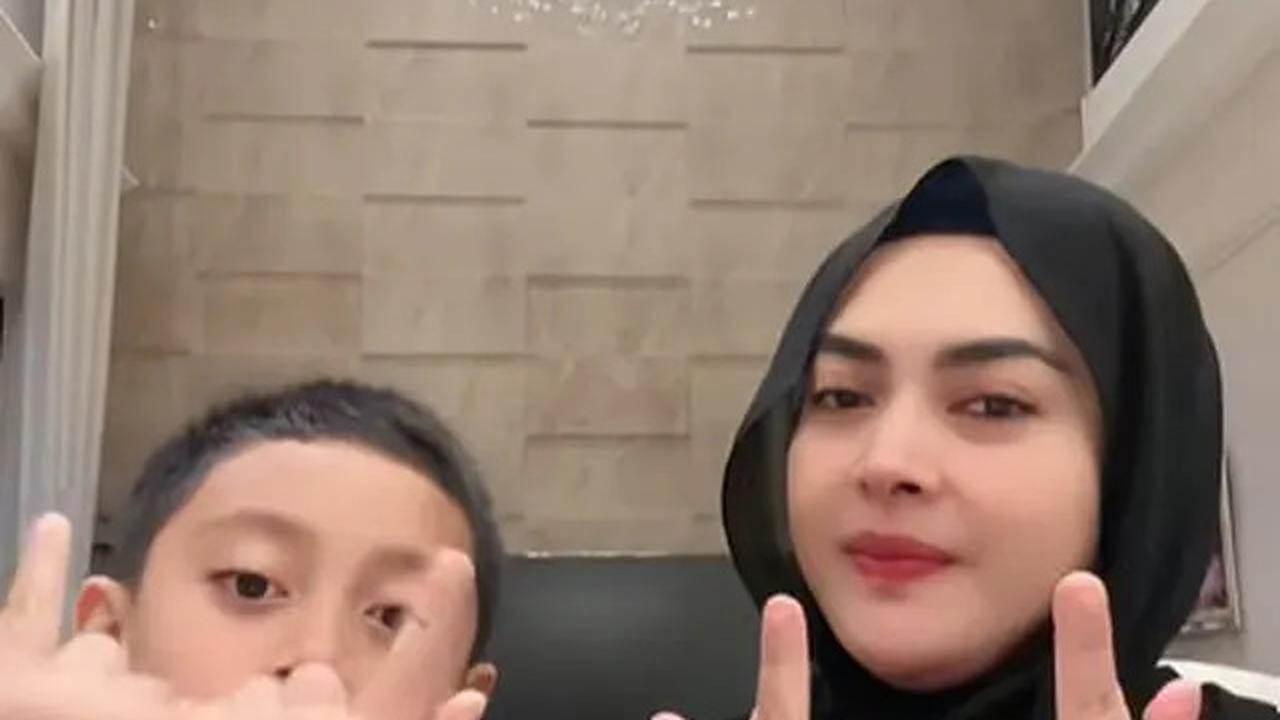 Potret Ruang Keluarga Aisyahrani Bergaya Modern Klasik dengan Dinding Batu Alam, Elegan dan Mewah
