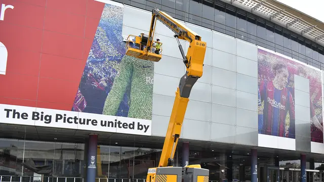 Saat Poster-Poster Lionel Messi Dilepas di Stadion Camp Nou
