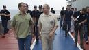 Presiden Rusia Vladimir Putin (kanan) berbincang dengan PM Dmitry Medvedev usai menjajal kapal selam mini memasuki perairan Laut Hitam saat ekspedisi di Sevastopol, Crimea, Rusia, Selasa (18/8/2015). (REUTERS/Alexei Nikolsky/RIA Novosti/Kremlin)
