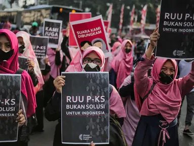 Aktivis Aliansi Gerakan Peduli Perempuan melakukan aksi bungkam menolak Rancangan Undang-Undang Penghapusan Kekerasan Seksual (RUU PKS) saat car free day di kawasan Bundaran HI, Jakarta, Minggu (14/7/2019). Mereka menolak rencana pengesahan RUU PKS. (Liputan6.com/Faizal Fanani)