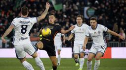 Pemain Venezia, Jay Idzes (kedua kiri) berebut bola dengan pemain Inter Milan, Marko Arnautovic pada laga lanjutan Liga Italia 2024/2025 di Pier Luigi Penzo Stadium, Venice, Minggu (12/01/2025) malam WIB. (AP Photo/LaPresse/Paola Garbuio)