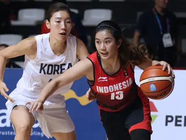 Pebasket putri Indonesia, Christine Aldora Tjundawan (kanan) menghindari kawalan pemain Korea, Lim Yunghui pada babak penyisihan Grup X Basket Putri Asian Games 2018 di Jakarta, Rabu (15/8). Indonesia kalah 40-108. (Liputan6.com/Helmi Fithriansyah)