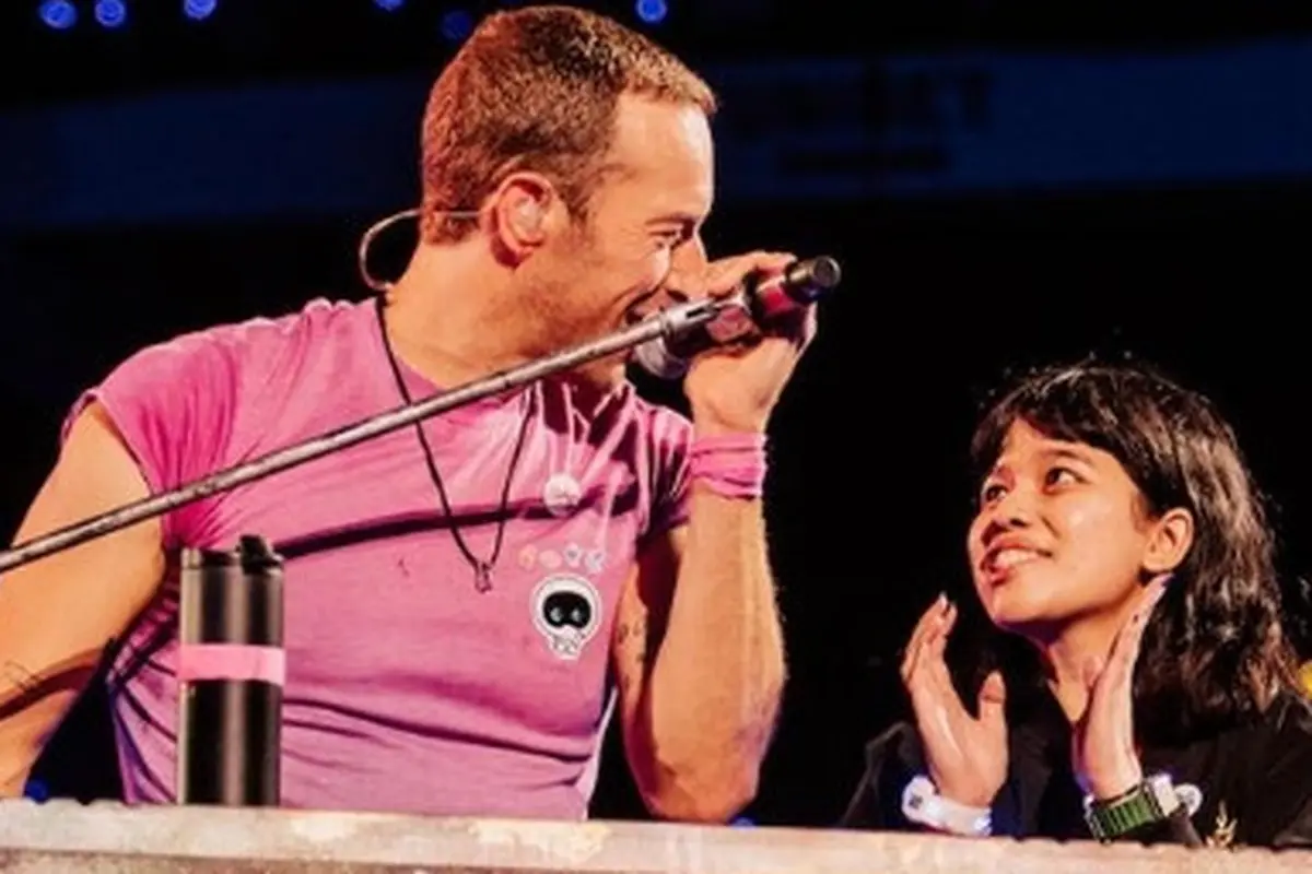 Penggemar Asal Indonesia Diajak Chris Martin Naik ke Panggung Konser Coldplay di Denmark: Greatest Day in My Life