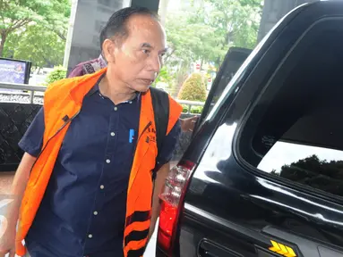 Mantan Wali Kota Cimahi yang juga suami dari Wali Kota nonaktif Cimahi saat ini Itoc Tochija keluar dari mobil tahanan untuk diperiksa di Gedung KPK, Jakarta, Jumat (13/1). (Liputan6.com/Helmi Afandi)