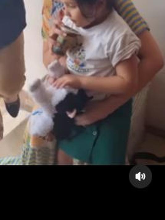 Petugas kesehatan langsung memberikan minuman manis kepada putri Andi Soraya. (Foto: Instagram/@andisorayabeatrix)