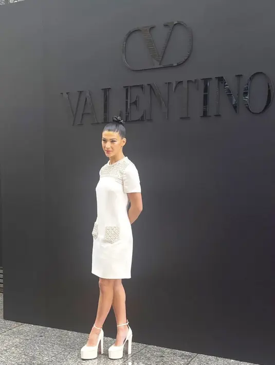 Mengenakan dress putih bergaya retro, penampilannya begitu chic. [Foto: Instagram/ Phoebe Gates]