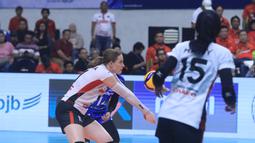 Pemain Jakarta Pertamina Enduro, Polina Shemanova (kiri) melakukan passing untuk membangun serangan saat menghadapi Jakarta BIN pada laga seri kedua putaran kedua PLN Mobile Proliga 2024 di GOR Si Jalak Harupat, Kabupaten Bandung, Sabtu (8/6/2024). Jakarta Pertamina Enduro kalah 0-3 (22-25, 24-26, 25-27). (Dok. PBVSI)