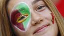 Fans cantik Portugal tersenyum bahagia menyambut lolosnya Portugal ke semifinal Piala Eropa 2016 di Stade VÈlodrome, Marseille, Prancis, (30/6/2016) dini hari WIB.  (REUTERS/Kai Pfaffenbach)