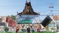 Sebuah instalasi dekorasi menyambut Paus Fransiskus terlihat di tengah jalan di Dili pada 9 September 2024. (Yasuyoshi CHIBA/AFP)