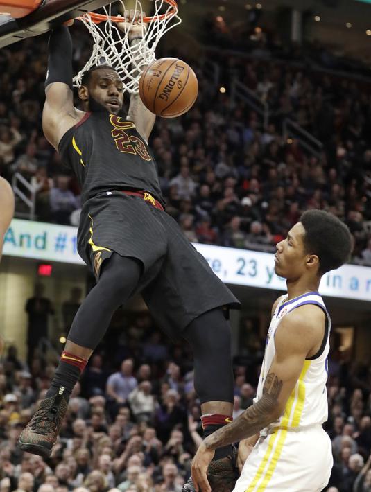 Pemain Cleveland Cavaliers, LeBron James saat melakukan dunk pada lanjutan NBA basketball game di Quicken Loans Arena, Cleveland, (15/1/2018). Warriors menang 118-108. (AP/Tony Dejak)