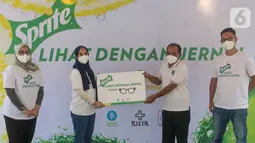 Sebanyak 500 buah kacamata berbahan daur ulang plastik didistribusikan kepada masyarakat yang membutuhkan di Serang pada awal bulan Juni dan menyusul  di Denpasar, Bali dalam Project SPRITE #LihatDenganJernih. (Liputan6.com/HO/Pipit)