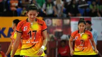 Sejumlah pemain putri Pertamina Energi tertunduk usai dikalahkan Jakarta BNI 46 (1-3) di laga pembuka putaran kedua pekan ketiga Pertamina Proliga 2015 di Hall A GBK Senayan, Jakarta, Jumat (20/3/2015). (Liputan6.com/Helmi Fithriansyah)