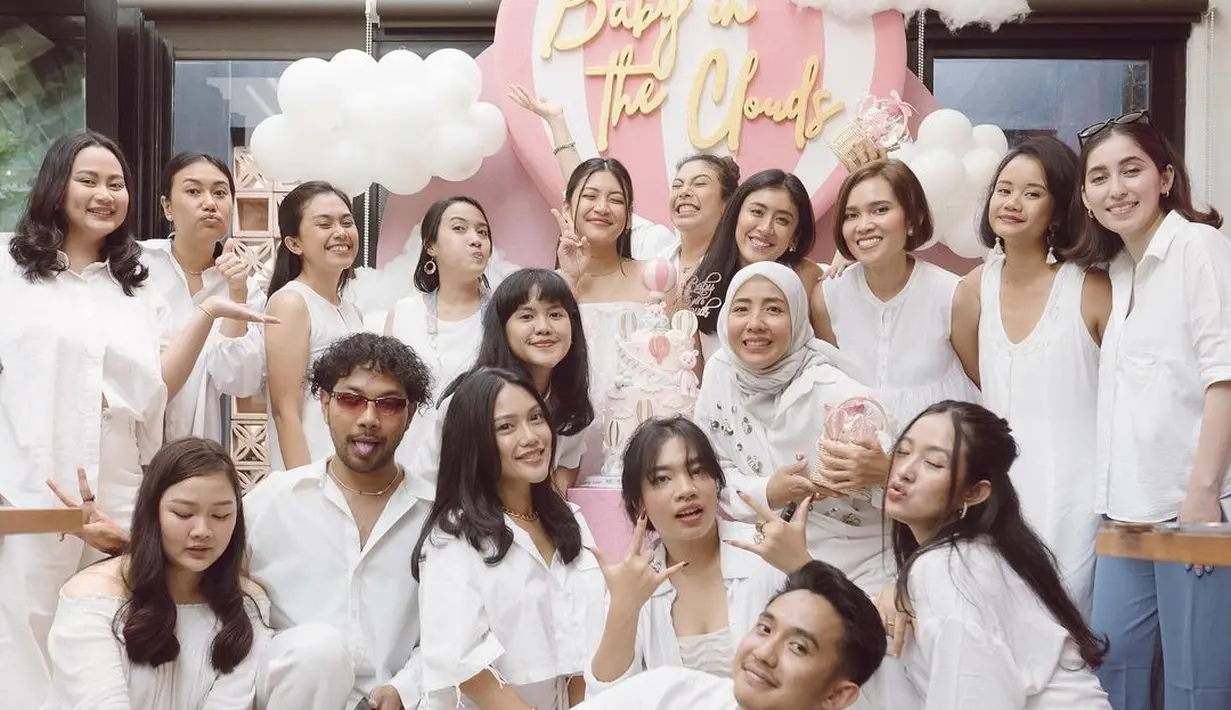 Kendati begitu, acara baby shower tetap berjalan seru dihadiri rekan-rekan terdekatnya. [instagram/cantitachril]
