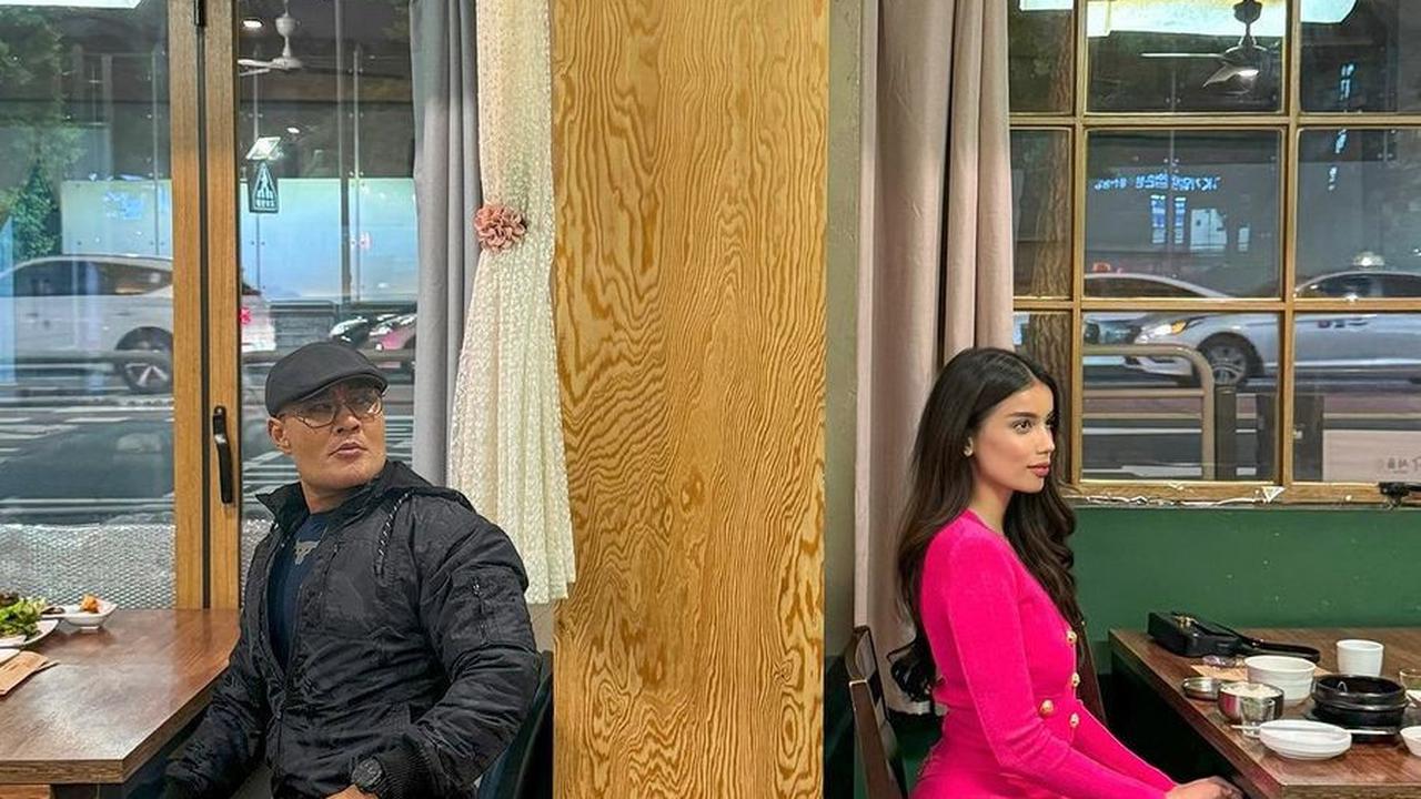 Deddy Corbuzier dan Sabrina terlihat berpose bersama di sebuah restoran, di mana Sabrina masih memancarkan aura seorang aktris dari QUEEN OF TEARS dengan gaun pinknya yang memukau.
