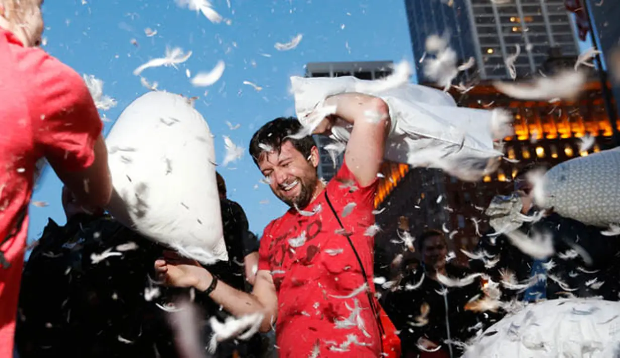 Aksi para peserta perang bantal yang saling pukul dalam perayaan Hari Valentine di Justine Herman Plaza, San Francisco, Amerika Serikat, (14/2/2015). (REUTERS/Stephen Lam) 