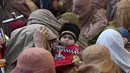 Orang-orang mengantre panjang dan menunggu untuk membeli karung tepung terigu bersubsidi di Peshawar, Pakistan, Senin, 9 Januari 2023. Pakistan saat ini sedang mengalami krisis sebagai akibat dari kekurangan tepung terigu yang parah. Pasokan tepung gratis sudah habis. (AP Photo/Muhammad Sajjad)