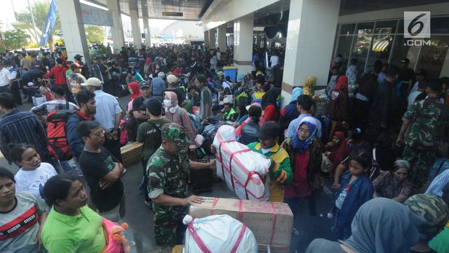 Penumpang Menumpuk di Pelabuhan Tanjung Perak Surabaya