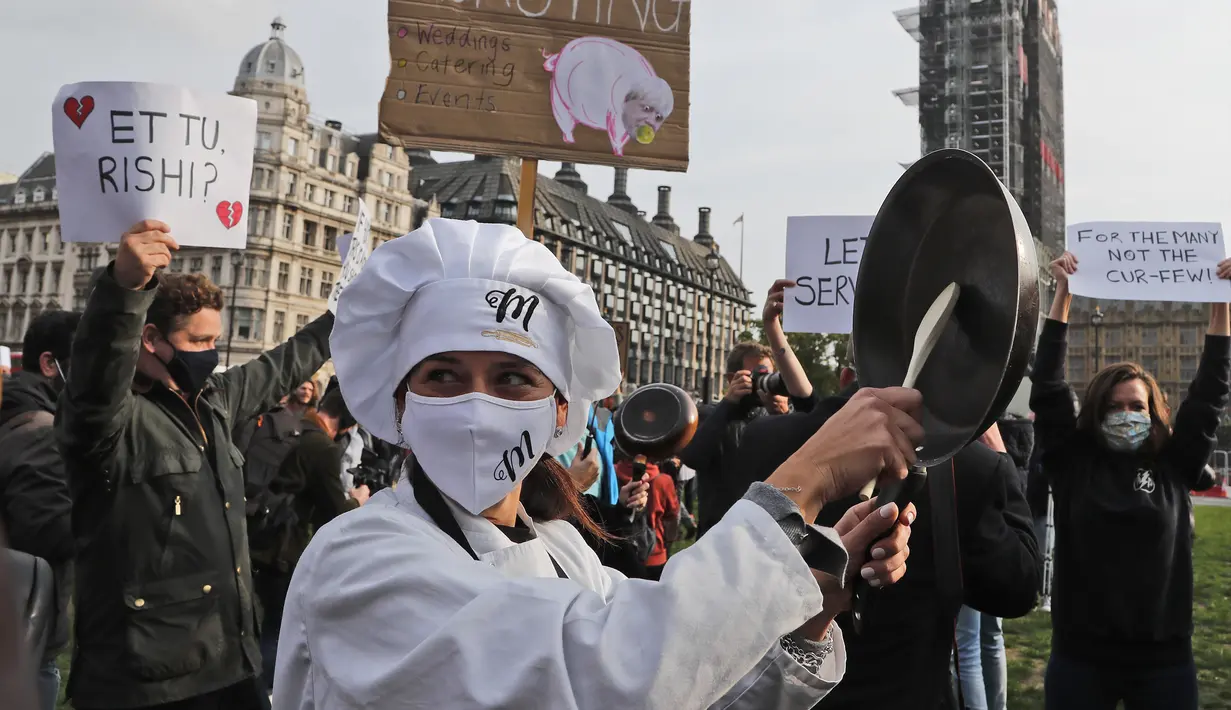 Para pekerja perhotelan melakukan protes di Parliament Square, London, Inggris, Senin (19/10/2020). Para pekerja perhotelan berdemonstrasi di luar Parlemen menentang pembatasan COVID-19 yang lebih ketat dan jumlah dukungan finansial dari pemerintah kepada industri. (AP Photo/Frank Augstein)