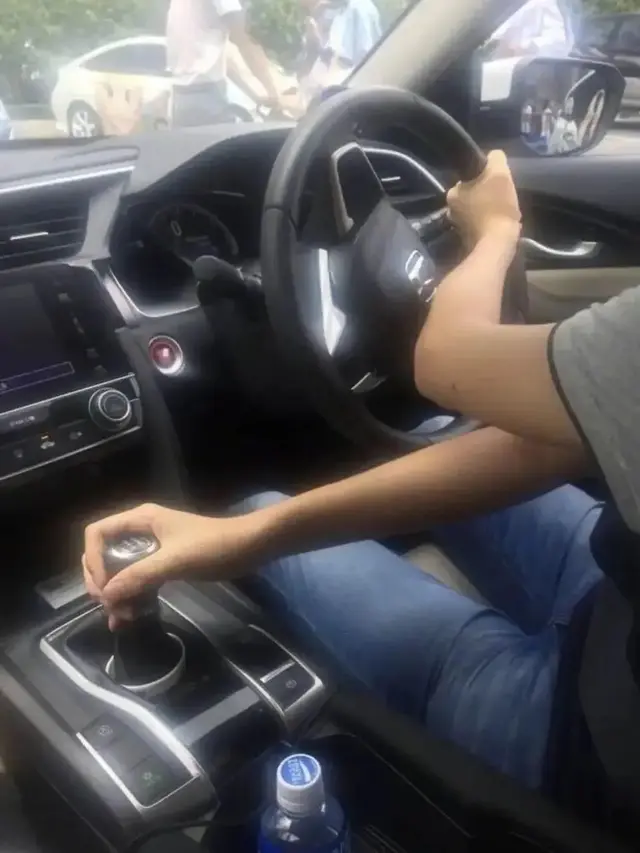 8 Potret Aksi Nyeleneh Orang saat Nyetir Mobil, Ada yang Multitasking