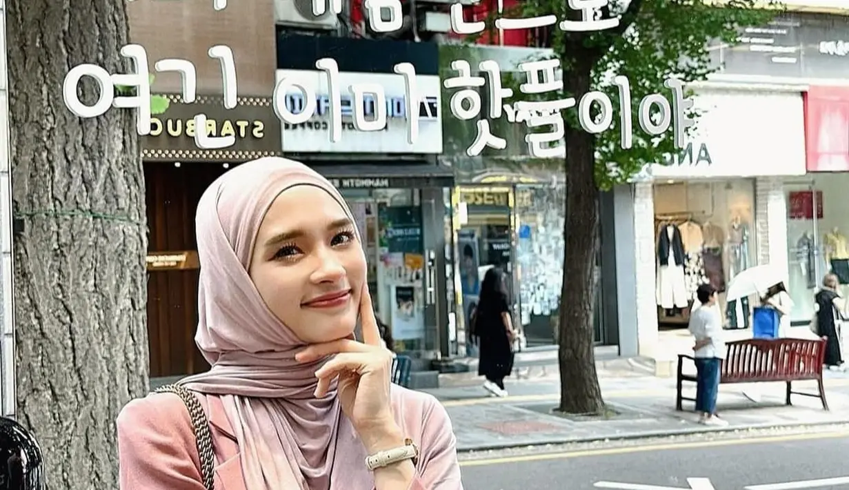 Inara Rusli berpose di pedestrian di sebuah pusat kota. Dia mengenakan busana serba pink. (Foto: Instgaram/ mommy_starla)