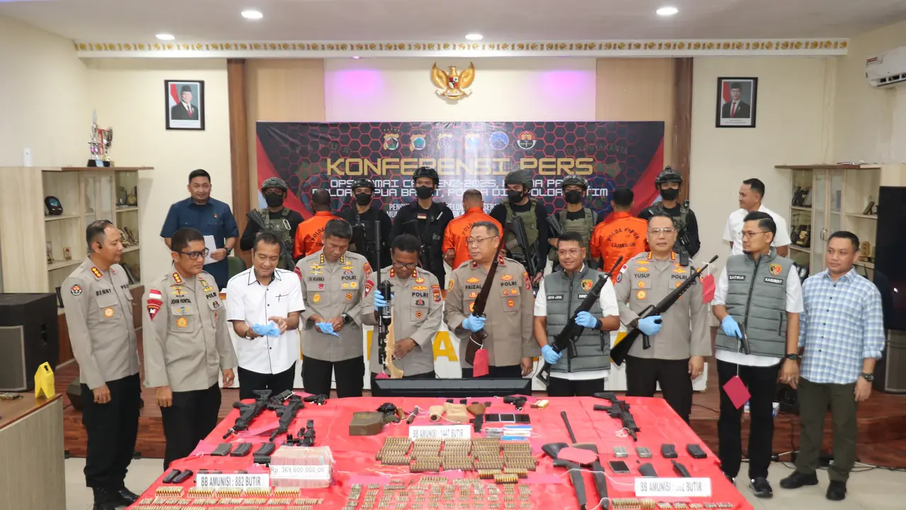 Satgas Damai Cartenz 2025 membongkar jaringan pemasok senjata api dan amunisi untuk Kelompok Kriminal Bersenjata (KKB) Papua yang beroperasi lintas provinsi. (Liputan6.com/Nanda Perdana Putra)