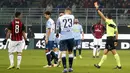 Wasit Rosario Abisso memberikan kartu merah untuk gelandang AC Milan, Suso, saat melawan SPAL pada laga Serie A di Stadion San Siro, Milan, Sabtu (29/12). Milan menang 2-1 atas SPAL. (AP/Antonio Calanni)