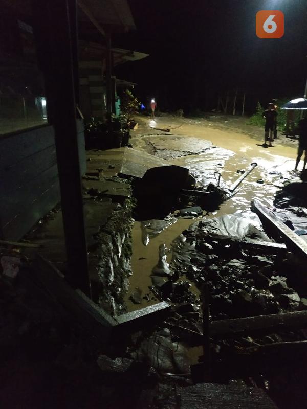 kondisi di lokasi banjir bandang di desa Bolapapu, Kecamatan Kulawi, Sigi, Sabtu malam (8/8/2020). (Foto:Dokumentasi warga).