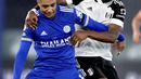 Gelandang Leicester City, Youri Tielemans berebut bola dengan penyerang Fulham, Ivan Cavaleiro pada pekan 10 Liga Inggris 2020-2021 di Stadion King Power, Selasa (1/12/2020) dini hari WIB. Leicester City takluk 1-2 dari tamunya Fulham. (Michael Regan/Pool Photo via AP)