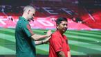 Legenda Manchester United (MU), Ryan Giggs, membubuhkan tanda tangan di jersey fans dalam acara peluncuran kartu kredit Maybank yang berkolaborasi dengan MU di Jakarta Convention Center (JCC), Senayan, Jakarta, Sabtu (18/5/2024). (Bola.com/M Iqbal Ichsan)