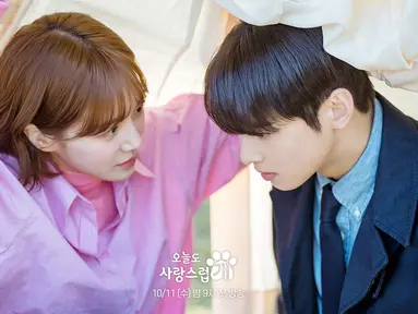 Namun, kedua guru tersebut semakin dekat di foto terakhir, saat mereka bertemu di luar sekolah, saat berlindung bersama di bawah sebuah pakaian. (Foto: MBC via Soompi)