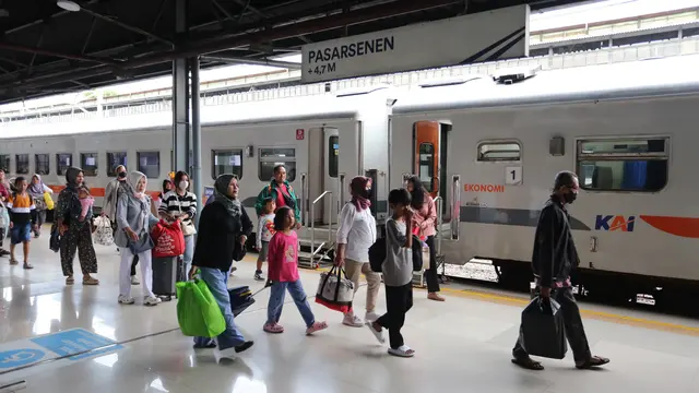 PT Kereta Api Indonesia (Persero) mencatat tingginya mobilitas masyarakat selama masa libur panjang Idul Adha 2025. (Foto: KAI)
