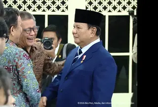 Rocky Gerung tertawa terbahak saat bersalaman dengan Presiden Prabowo Subianto. (Biro Pers Istana)