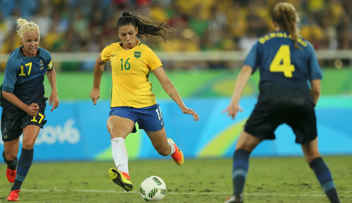 Pemain Brasil Beatriz (tengah) saat menendang bola ke gawang Swedia pada Olimpiade Rio 2016,Brasil, (6/8). Selain dikaruniai olah bola yang bagus, para pemain Brasil kali ini juga dikaruniai wajah yang rupawan. (REUTERS / Gonzalo Fuentes)