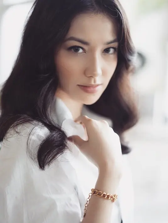 Penampilan memukau lainnya dari Velove Vexia. Dengan outfit berwarna putih, makeup bold bernuansa cokelat yang hangat, Velove tampil luar biasa cantik dengan rambut panjang bergelombangnya yang dibiarkan tergerai. Foto: Instagram.